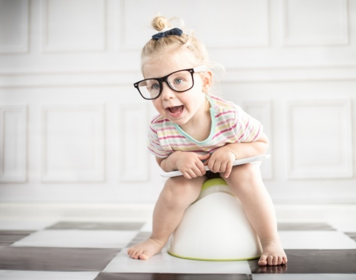 shutterstock 240471148 700x551 Девочка на горшке   Girl on the pot