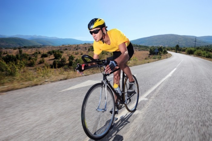 shutterstock 60776533 700x466 Велосипедист на дороге   Cyclist on road