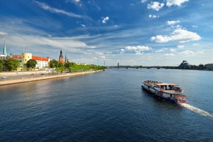 Fotolia 59537643 Subscription XXL 700x466 Река в Риге   River in Riga