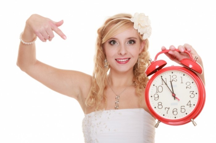 Fotolia 82134237 Subscription Monthly M 700x465 Девушка с будильником   Girl with alarm clock