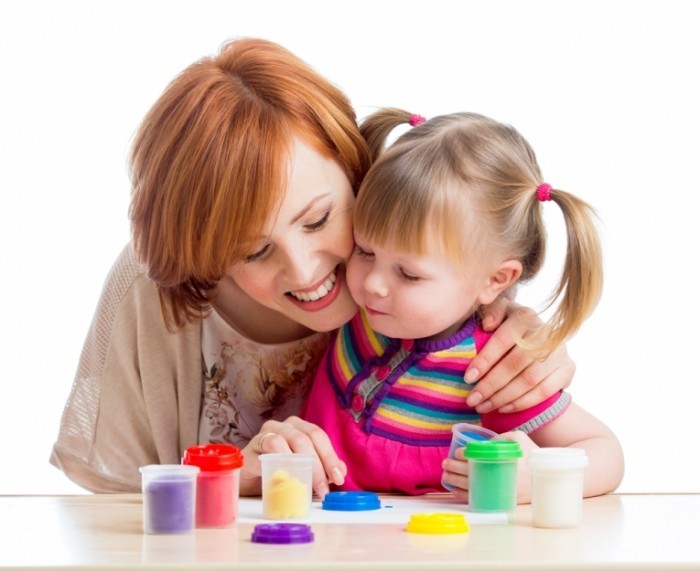 Mother and Child shutterstock 126377087 700x571 Мама с девочкой и развивающими кубиками   Mother of the girl and to develop cubes