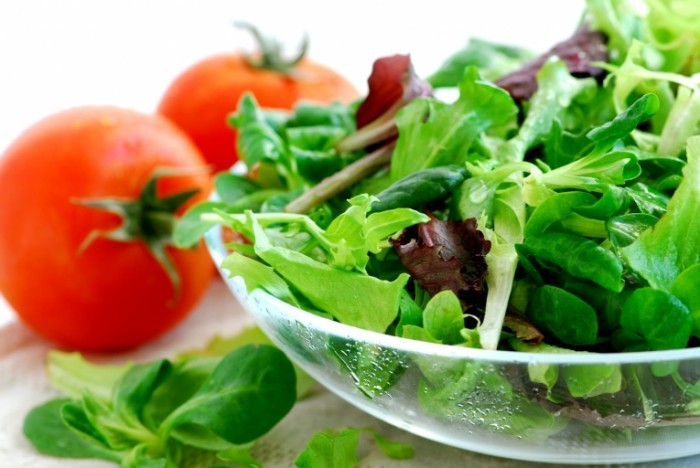 SaladFotolia 2471113 M 700x468 Салат и помидоры   Lettuce and tomatoes