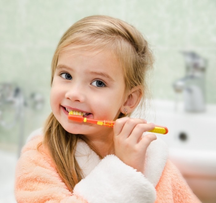 Shutterstock Children Girl Toothbrush 700x656 Девочка с зубной щеткой   Girl with toothbrush