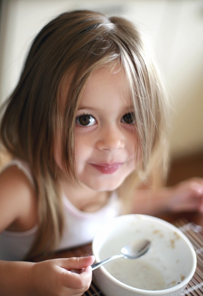 istock 000003650544medium1 700x1020 Девочка с кашей   Girl with porridge