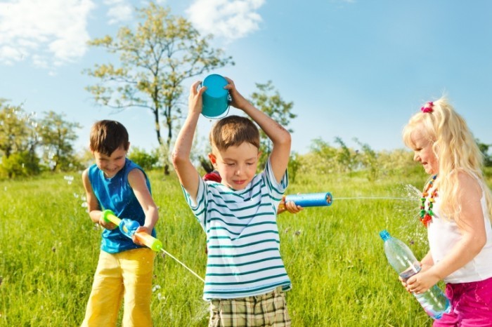 shutterstock 1039627221 700x466 Дети с поливалками   Sprinkle with Children