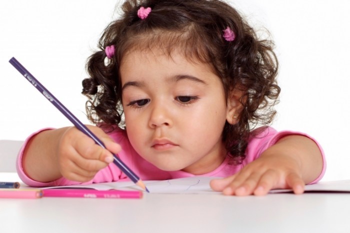 shutterstock 109978739 700x466 Девочка с карандашом   Girl with pencil