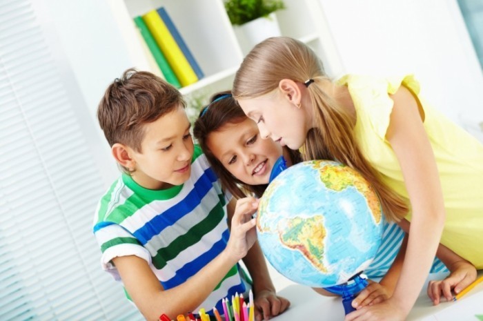 shutterstock 174553010 700x465 Дети над глобусом   Children over the globe