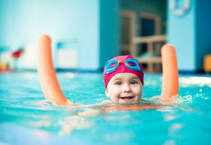 shutterstock 53780077 web 2 700x484 Девочка в бассейне  Girl in the pool