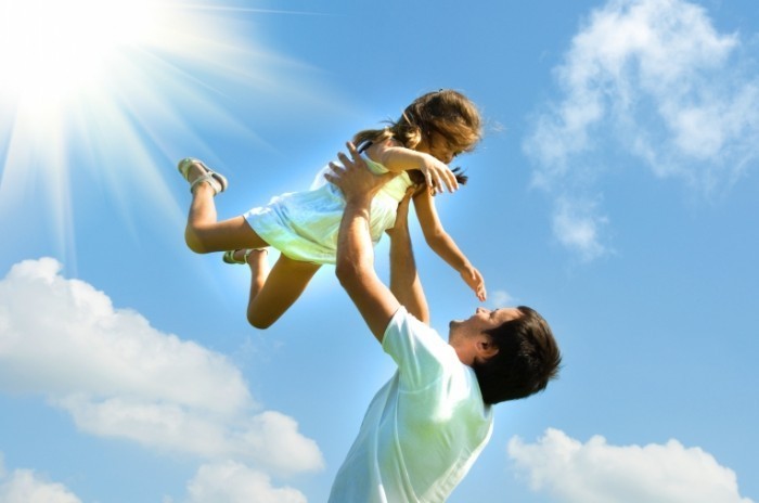 shutterstock 61981024 700x464 Папа с дочкой   Dad and daughter