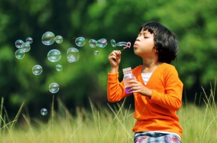 shutterstock 81985222 1158x768 700x463 Девочка с мыльными пузырями   Girl with soap bubbles