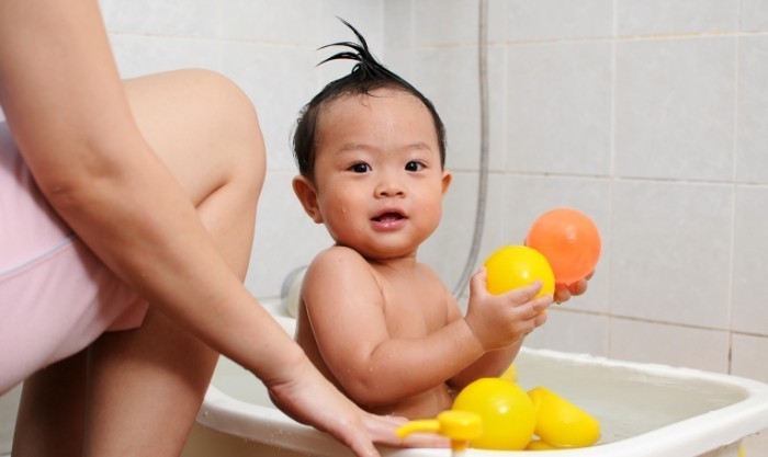 shutterstock 86290840 700x417 Малыш в ванной   Kid in the bathroom