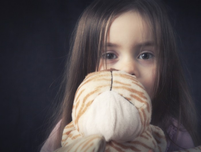 ASK anxious girl istock 700x528 Девочка с мишкой   Girl with teddy bear