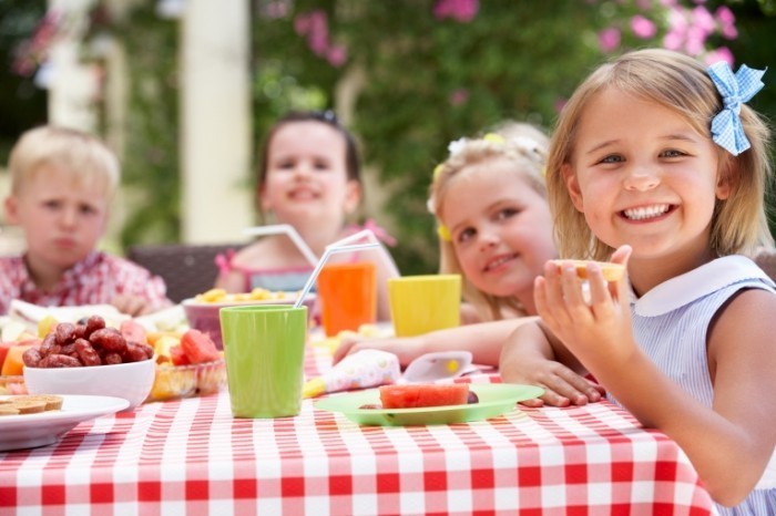 Dollarphotoclub 46827184 700x466 Дети за обедом   Children at lunch