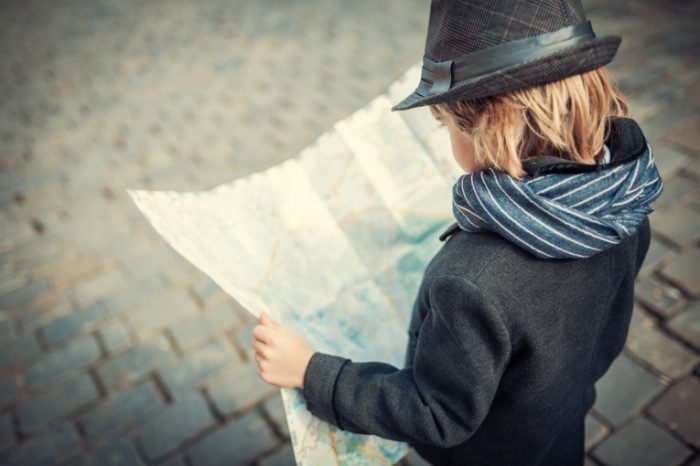 Dollarphotoclub 60417586 700x466 Мальчик в шляпе с картой   Boy in a hat with a map