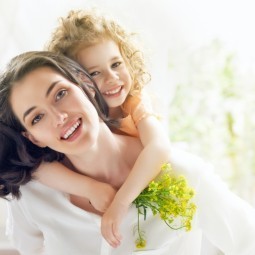 Мама с дочкой и с цветами - Mother and daughter with flowers