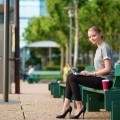 Девушка с ноутбуком на лавочке - Girl with laptop on the bench