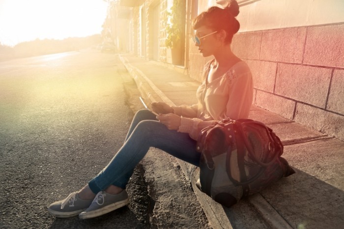 Dollarphotoclub 72374322 700x466 Девушка с планшетом на улице   Girl with the tablet on the street