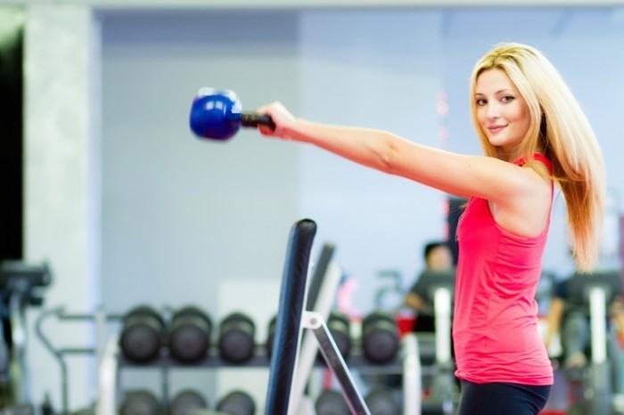 Dollarphotoclub 75407792 700x466 Девушка с гантелями   Girl with dumbbells