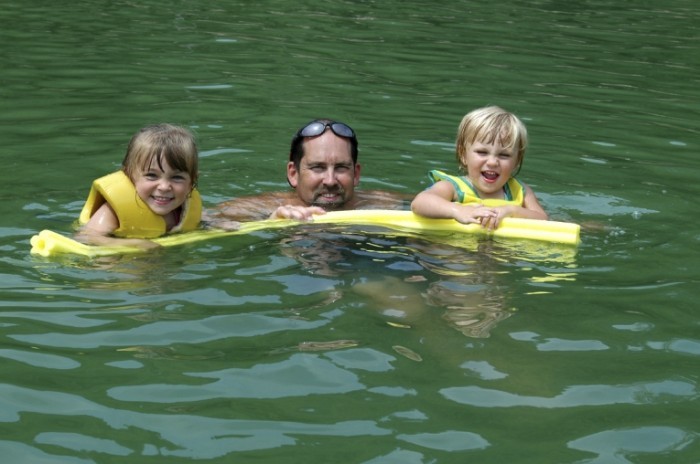 IstockFamily 700x464 Семья на воде в спасательных жилетках   Family on the water in life jackets