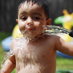 Ребенок со шлангом воды - Child with a water hose