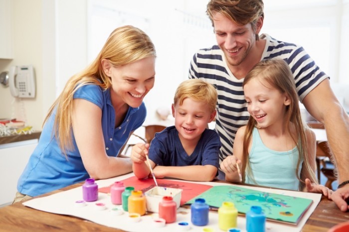 Parents Painting Picture With Children At Home Dollarphotoclub 70864529 700x466 Семья с красками   Family with colors