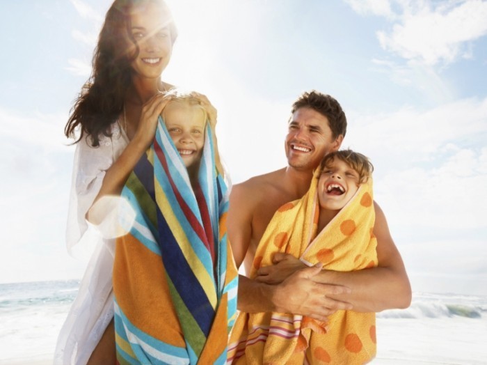 beach family feature istock 700x524 Семья с детьми в полотенцах   Family with children in towels