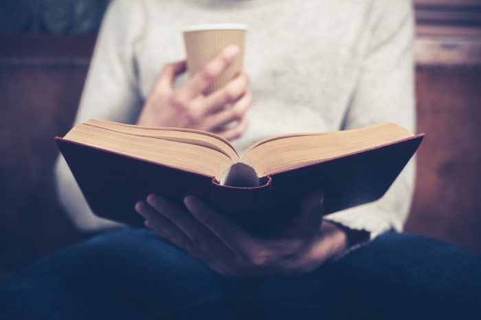 dollarphotoclub 64285595 700x466 Мужчина с книгой и кофе   Man with a book and coffee