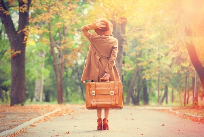 dollarphotoclub 69484488 2 700x471 Девушка с чемоданом   Girl with a suitcase