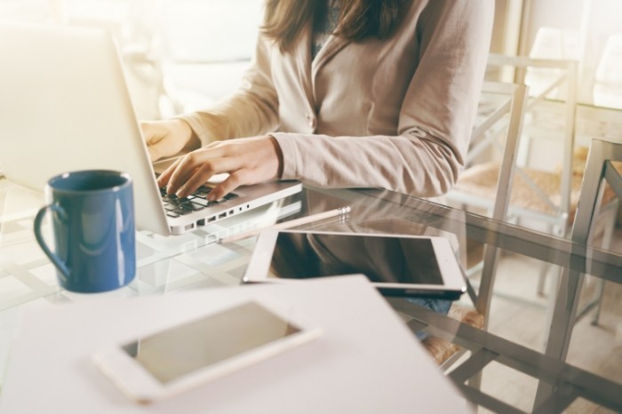 dollarphotoclub 78073312 700x466 Бизнес леди за рабоим столом   Business lady at a desk