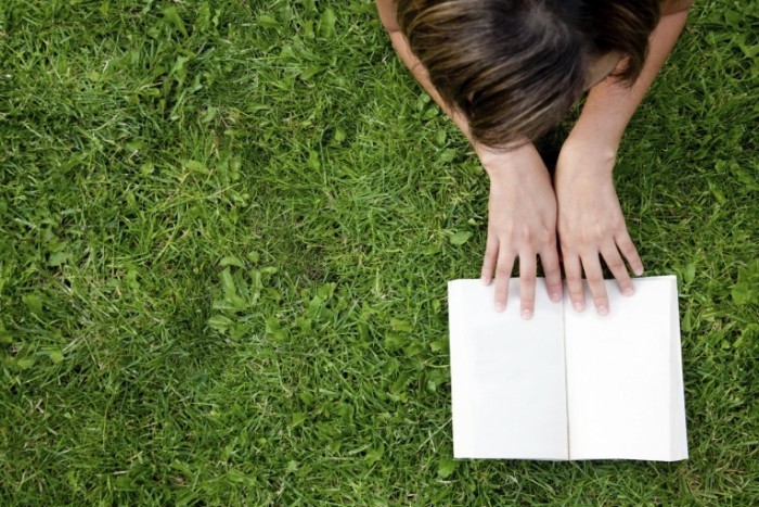 girl reading book istock andresrimaging 20150526 700x467 Девочка с книгой на траве   Girl with a book on the grass