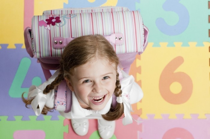 girl school istock 000013855991large 700x463 Девочка с рюкзаком   Girl with a backpack