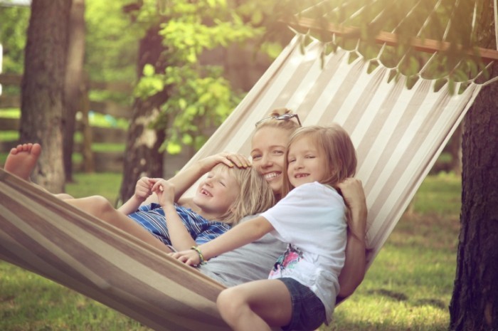 iStock 000026664373Large 700x465 Мама с детьми в гамаке   Mother with the children in a hammock