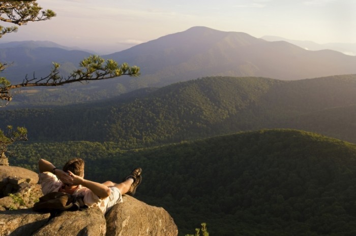 istock 000003050361medium 700x465 Парень перед пейзажем гор   Guy in front of mountain scenery