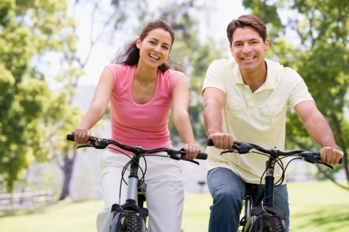 istock 000006007924 double 700x466 Пара на велосипедах   Couple on bicycles