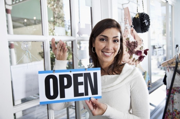 istock 000017342896medium1 700x465 Девушка с вывеской открыто   Girl with open sign