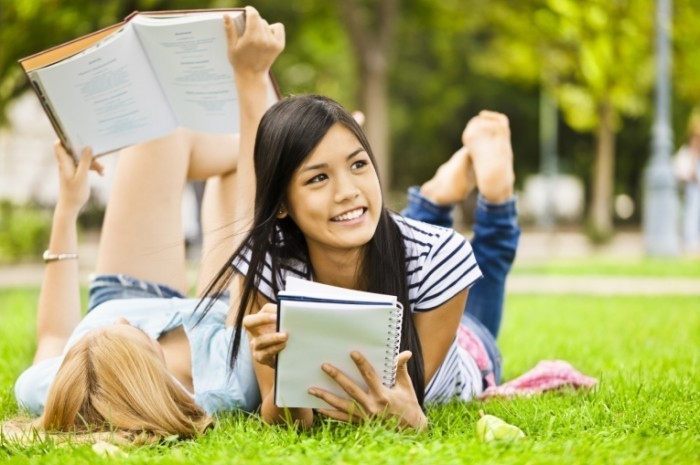 istock 000021337330medium 700x465 Девушки с тетрадями   Girls with notebooks