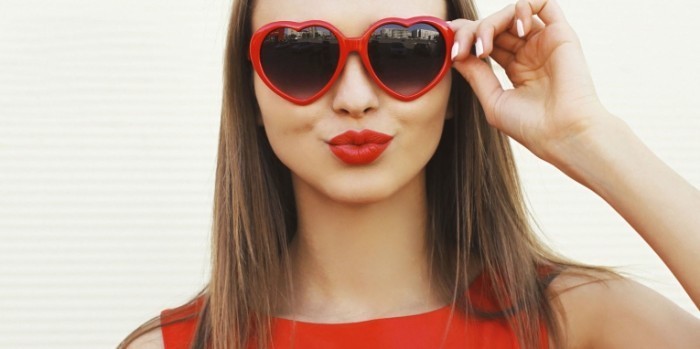 landscape 1435446000 lipstick 1 istock 000067606497medium 700x349 Девушка в очках   Girl in glasses