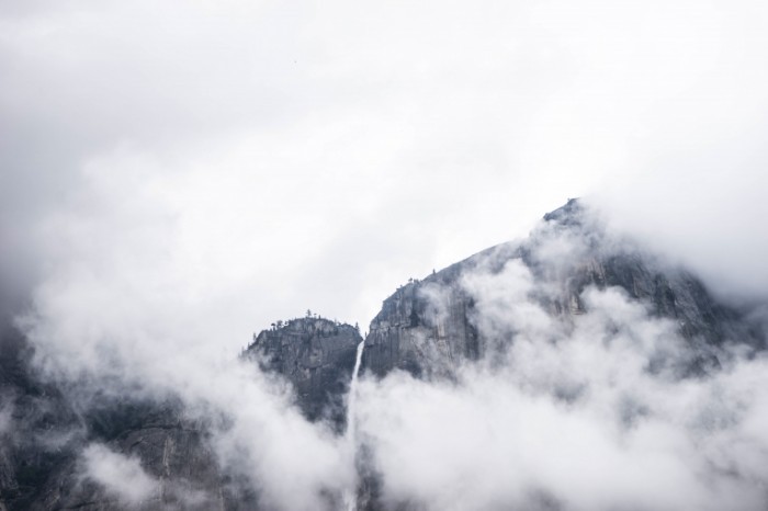 photo 1433354359170 23a4ae7338c6 700x466 Горы в тумане   Mountains in the fog