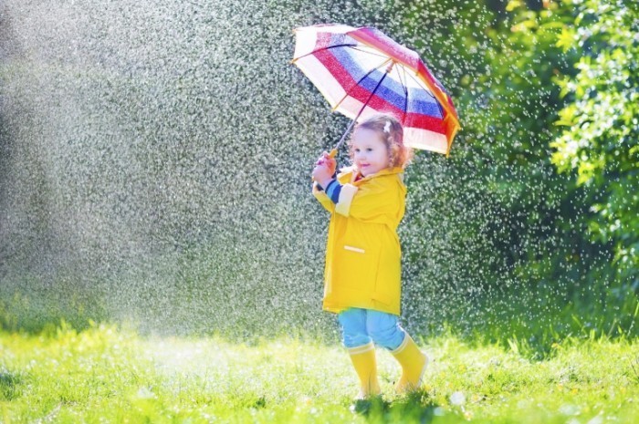 rainyday 700x465 Девочка с зонтиком   Girl with umbrella