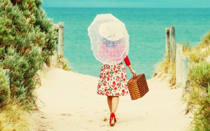 what to wear at the beach ftr 700x436 Девушка со шляпой и чемоданом   Girl with a hat and a suitcase