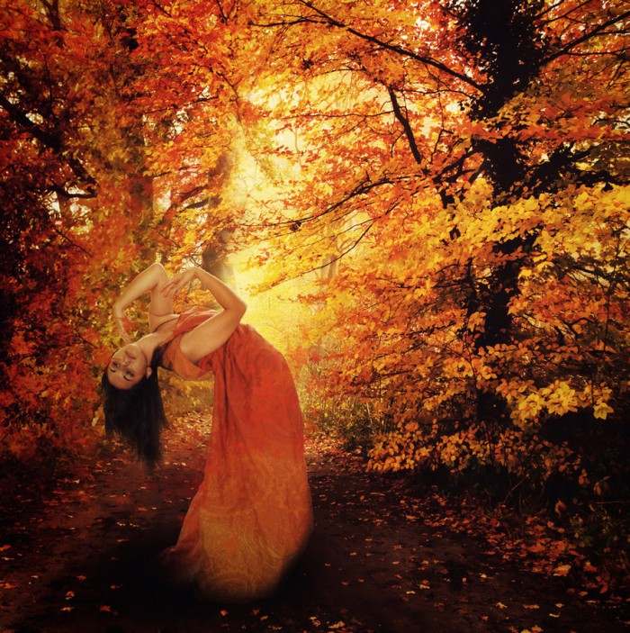 autumn by holly6669666 700x703  Девушка в осенних деревьях   Girl in autumn trees                                                                  