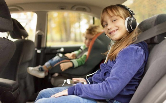 business use vehicle 700x437 Девочка в наушниках   Girl with headphones