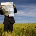 Бизнесмен в поле с картой - Businessman in a field with the map