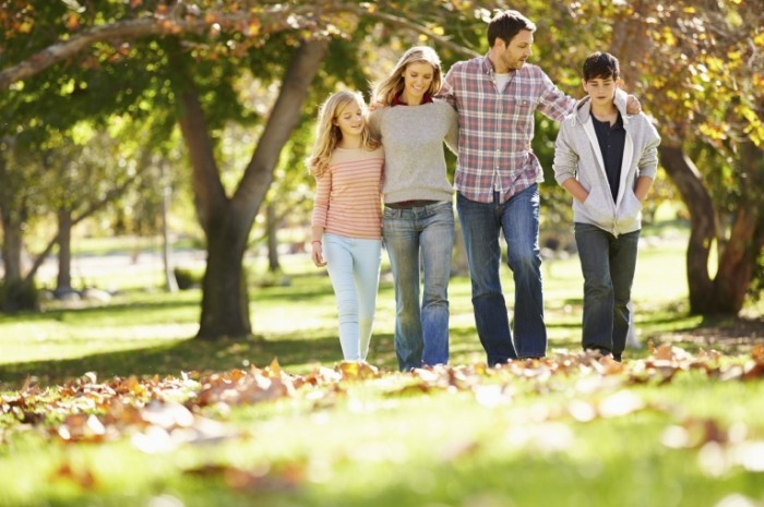 iStock 000039785320 Large 700x465 Семья в осеннем парке   Family in the autumn park