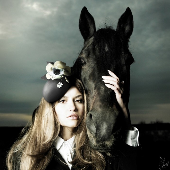 istock 000014814778mediumedited square 700x700 Девушка с лошадью   Girl with a horse