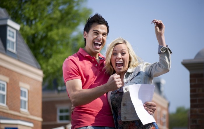 istock 000016478521large buyercouple keys 700x442 Счастливая пара   Happy couple