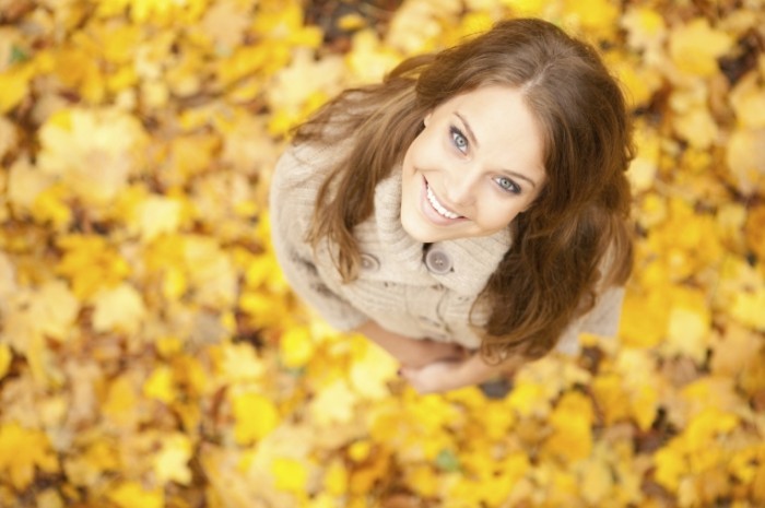 istock 000017300744medium 700x465 Девушка в листьях   Girl in the leaves