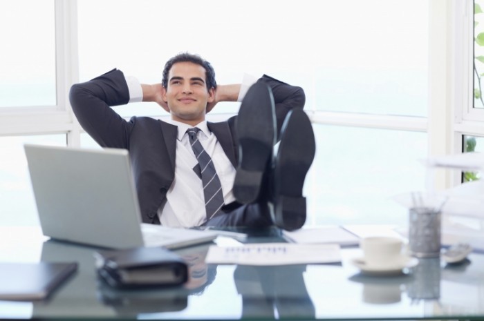 relaxing businessman istock 000018915137large 700x465 Бизнесмен за рабочим столом   Businessman at desk