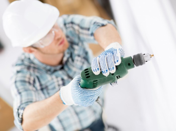 150693728 700x522 Строитель с дрелью   Construction worker with a drill