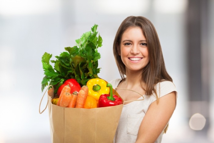 Dollarphotoclub 62173142 2 700x466 Женщина с пакетом овощей   Woman with bag of vegetables